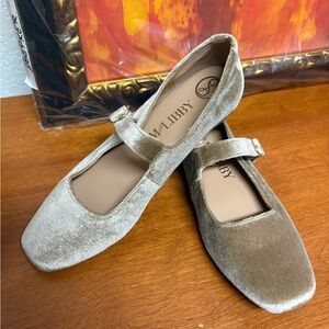 Sam and Libby Women's Shimmering Velvet Flats - Gold